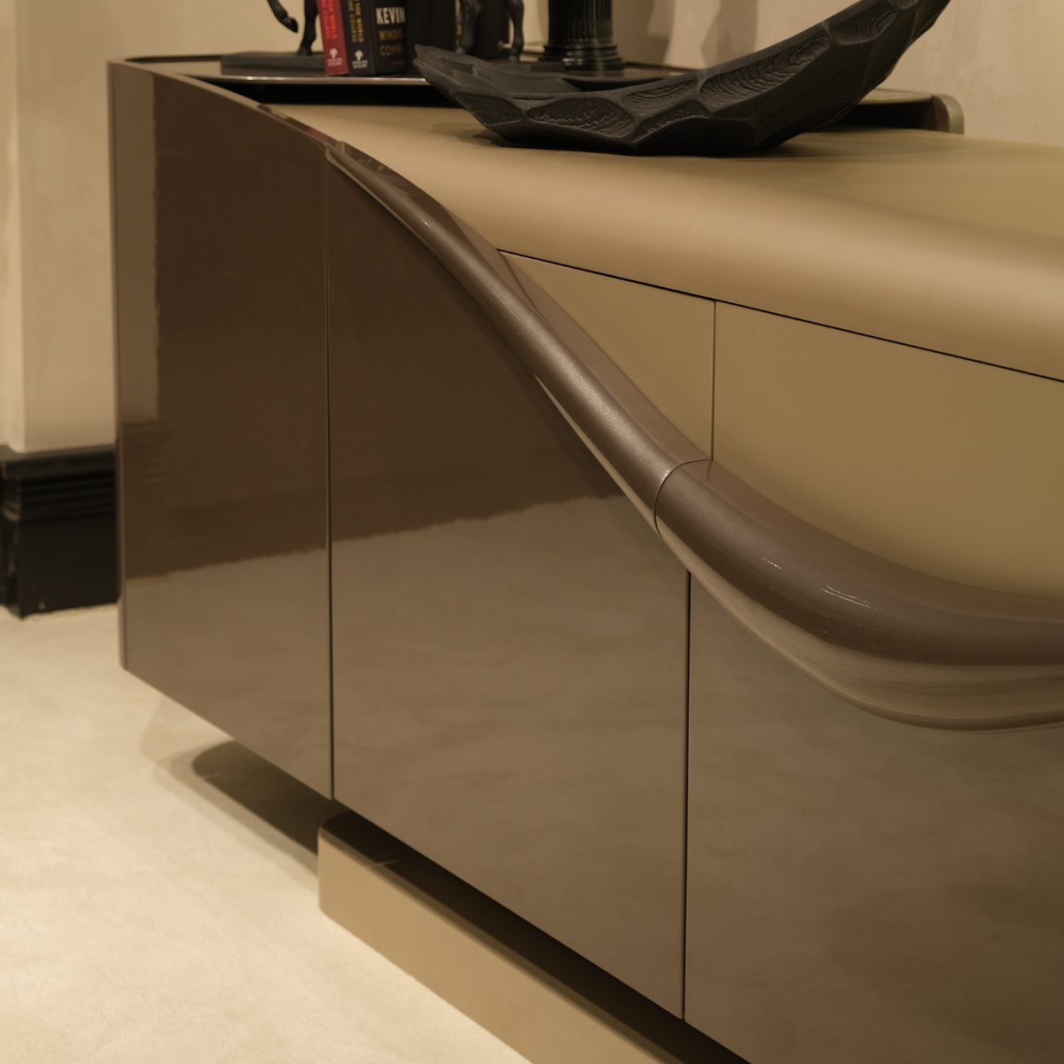 Comodă cu Oglindă QUEEN – Design Sculptural și Eleganță Contemporană