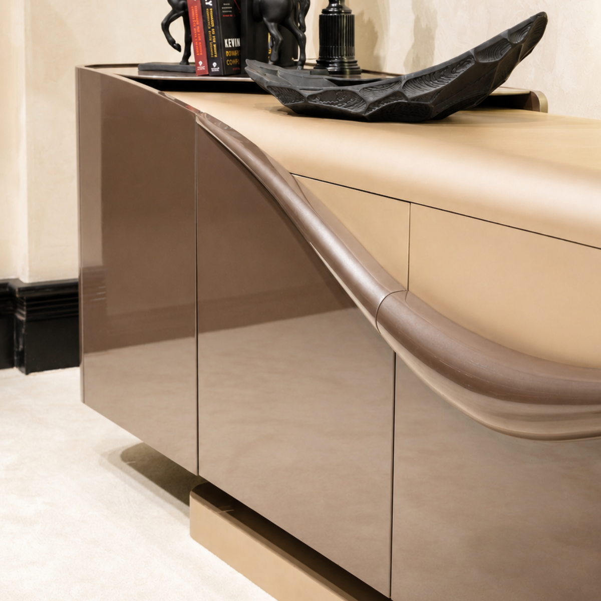 Comodă cu Oglindă QUEEN – Design Sculptural și Eleganță Contemporană