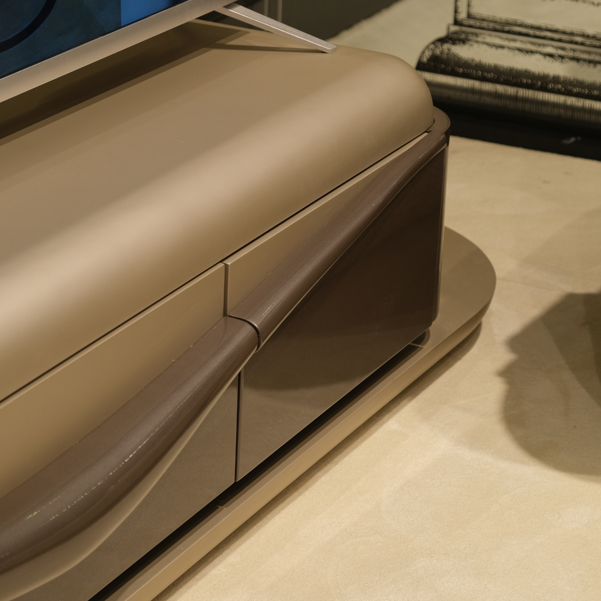 Comodă TV QUEEN – Mobilier TV Modern cu Design Sculptural și Finisaje Premium